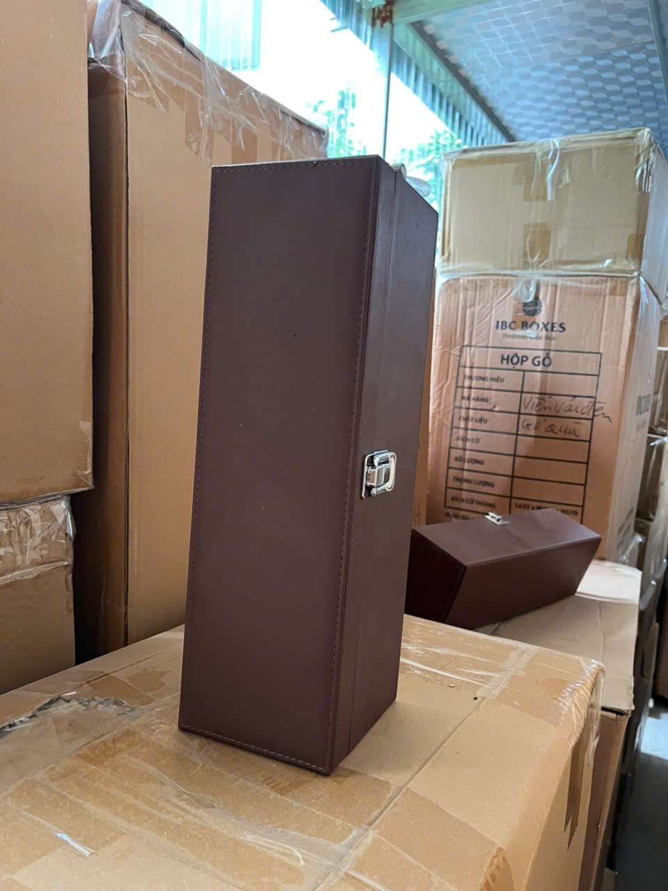 01 Chai: Hộp Da đựng rượu vang – Tel/zalo: (+84) 0934569516