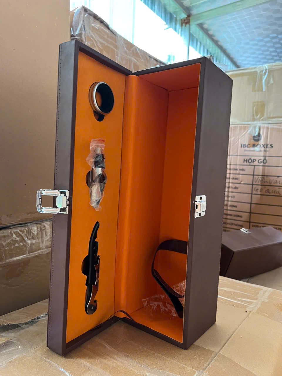 01 Chai: Hộp Da đựng rượu vang – Tel/zalo: (+84) 0934569516